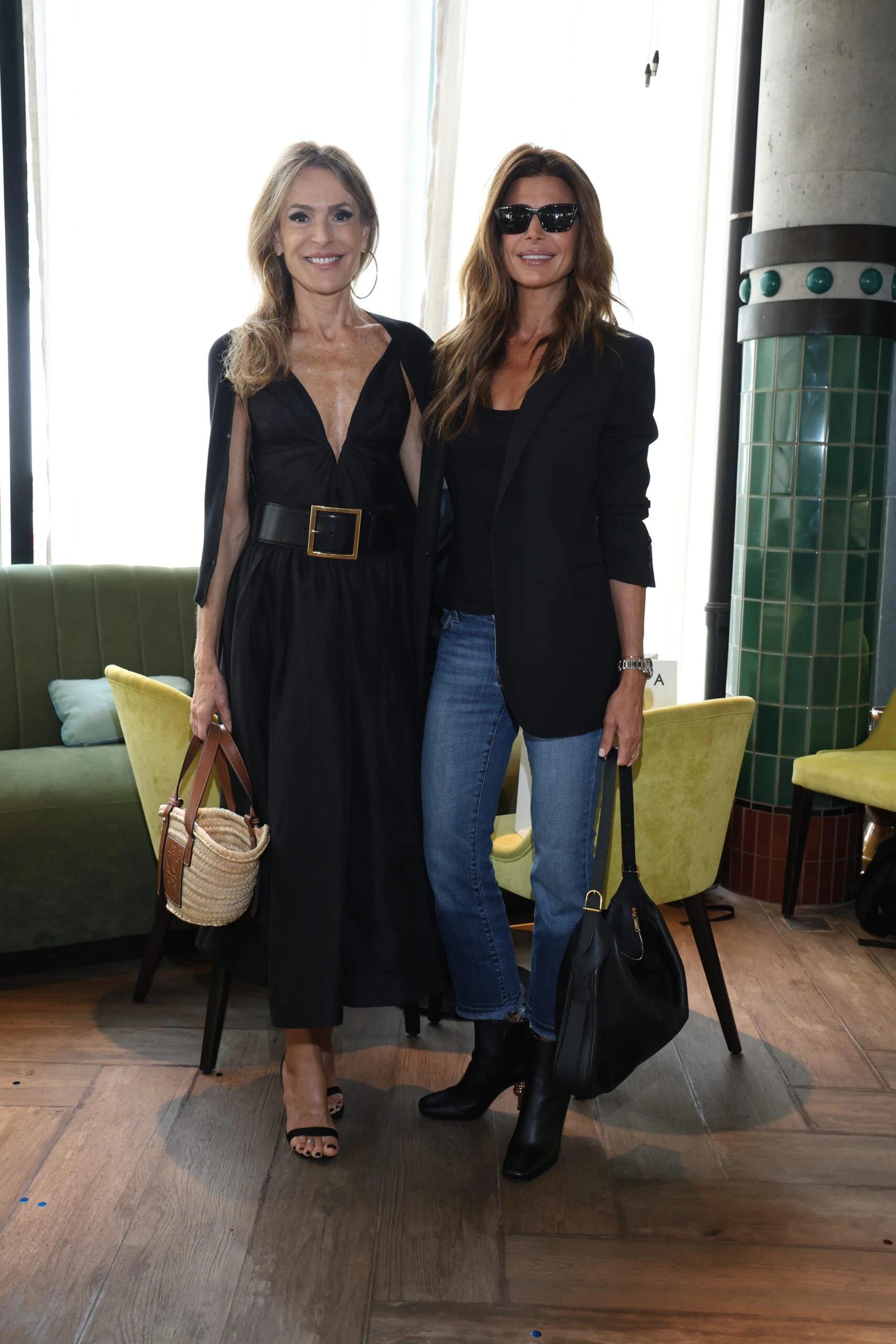 Juliana Awada y Rossella Della Giovampaola celebrando el cumpleaños de Andrea _Tucu_ Martínez, en Tigre Morado Costanera