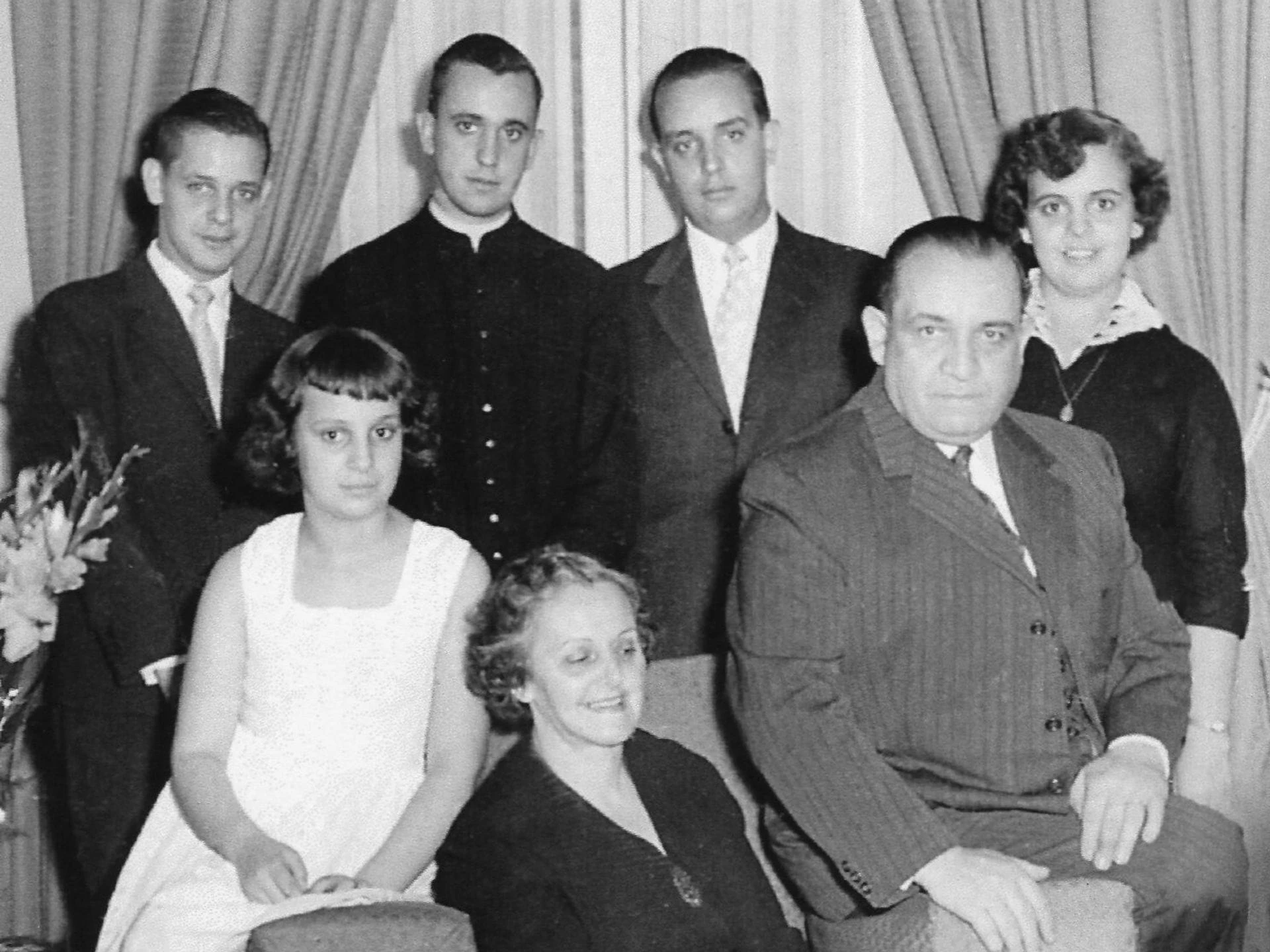 Mario José Bergoglio, trabajó en el ferrocarril, mientras que su madre, Regina María Sívori,