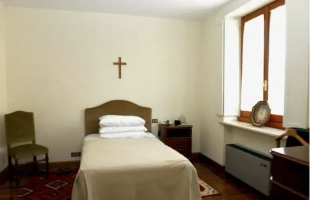 La vida cotidiana del Papa Francisco en la residencia santa marta sencillez, austeridad y cercanía hasta el final