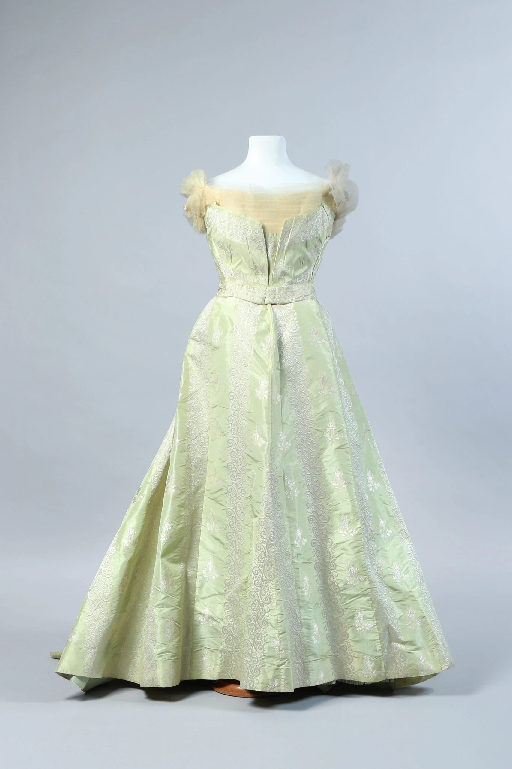 Maison Carrau
Fun­da­da en 1880, la ca­sa de moda poseía una tradición de elegancia porteña y prestigio aristocrático. Dirigida por Adèle Barbier de Renard - bisabuela materna de la artista textil Silvina Trigos Foussadier- quien llegó a la Argentina a finales del siglo XIX, contratada por la familia Pusterla, especializada en la importación de Porcelana Limoges y Cristales de Baccarat.

Luego de establecerse en Rosario, abrieron una tienda departamental en la calle Florida de la ciudad porteña. A su oferta de porcelanas y cristales de origen catalán decidieron sumarle moda, contratando a Adèle Barbier de Renard, quien viajó sola desde Francia para dirigir la casa. Inicialmente, Maison Carrau ofrecía una amplia gama de especialidades que incluía: peletería, sombreros, vestidos de noche, de baile y para novias.

Ela­bo­raban mo­de­los cu­yos di­se­ños se en­via­ban des­de fa­mo­sas ca­sas eu­ro­peas co­mo Worth, Cher­nit, Ca­llot Soeurs, Pa­quin o Dou­cet en la ro­pa y Re­boux, Es­ter Me­yer o Geor­get­te en som­bre­re­ría. Rebautizada luego, como "Maison Carrau Haute Couture" para darle un toque francés, cerró sus puertas en 1970. Entre sus destacadas clientas se encontraba la chilena Eugenia Errázuriz, referente en moda, así como la esposa del pintor Eduardo Sívori.