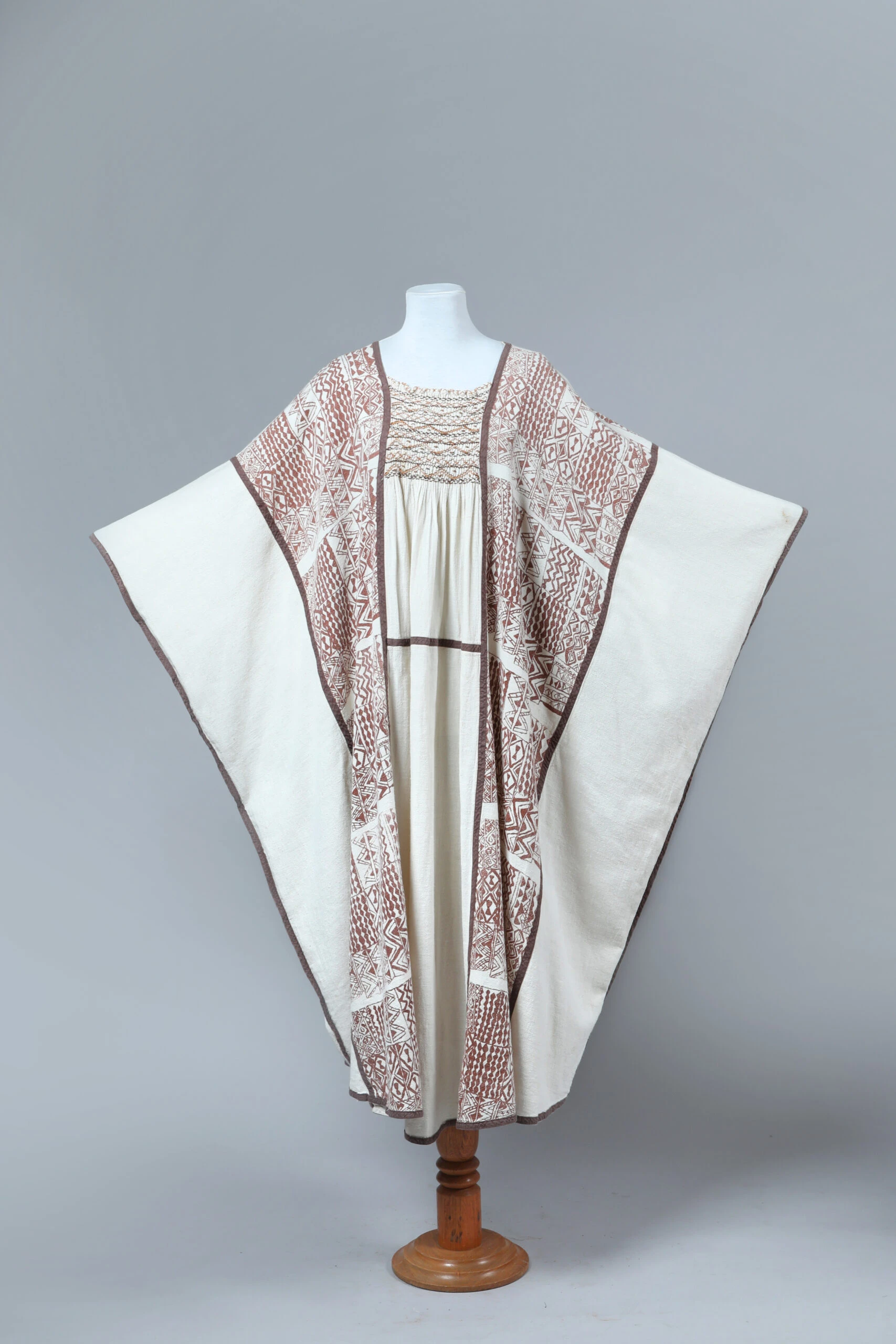 A Mary Tapia (Tucumán, 1934–Buenos Aires, 2011) se la reconoce como emblema del “glam criollo” porque una de las señas particulares de sus prendas fue exhibir una audaz fusión de elementos del vestir europeo con textiles y recursos autóctonos según indica el informe de IDA, la fundación sin fines de lucro dedicada a la investigación, recuperación, conservación, difusión y puesta en valor del diseño nacional.

El ao po’i y el barracán de telares del norte argentino son algunas de las piezas más emblemáticas de Mary Tapia, identificada por su reversión única de la vestimenta agentina bajo el concepto de diseño de moda.