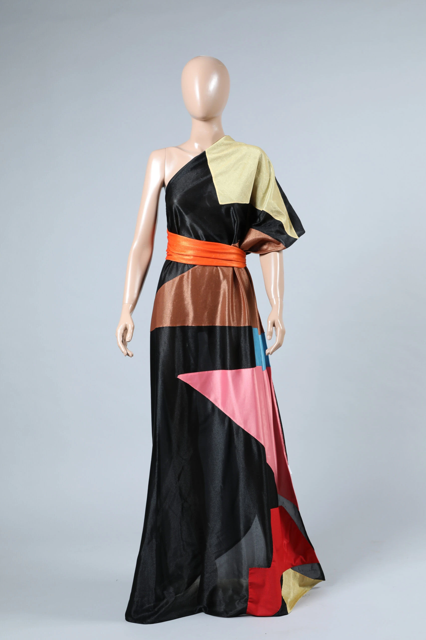 Medora Manero
Con una formación que incluyó estudios en Bellas Artes, música e interiorismo en Buenos Aires, esta diseñadora abrió su primer taller de moda en 1964 en una casa en Acassuso. Con el paso de los años, trasladó su negocio a una tienda en la Galería del Este y posteriormente a una casa y atelier en San Telmo.


Lo distintivo de su estilo eran las capas adornadas con cascabeles y un conjunto de tres o cuatro prendas que se complementaban entre sí. Su maestría en el uso de texturas le permitió crear composiciones geométricas sorprendentes.