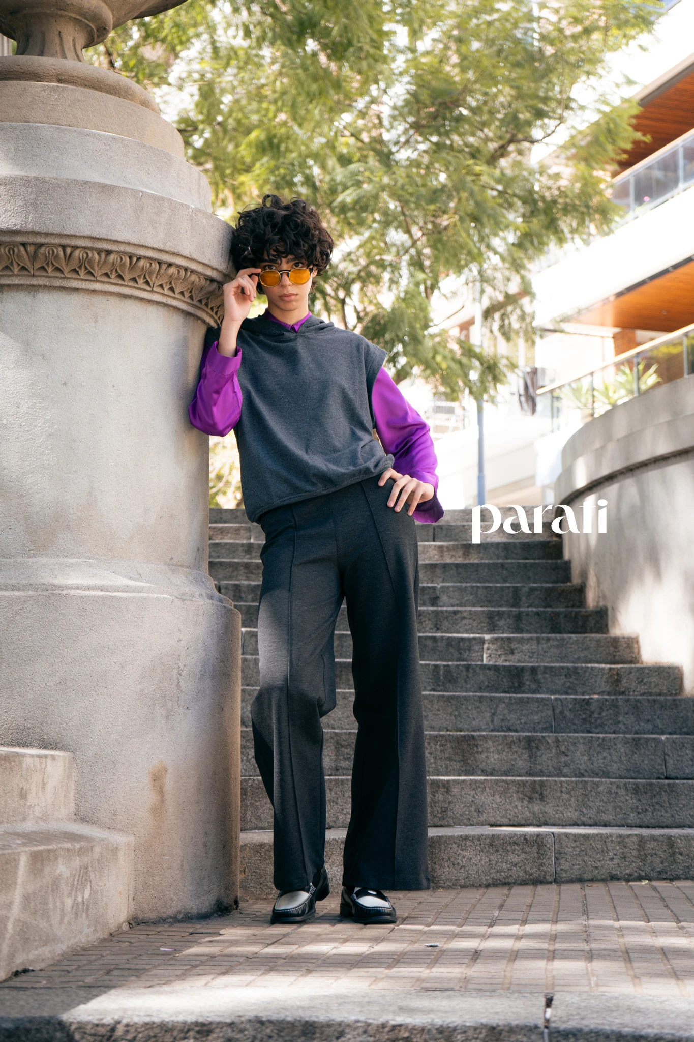 Camisa de satén, chaleco hoodie y pantalón de frisa @giesso. Anteojos redondos @hardem_official