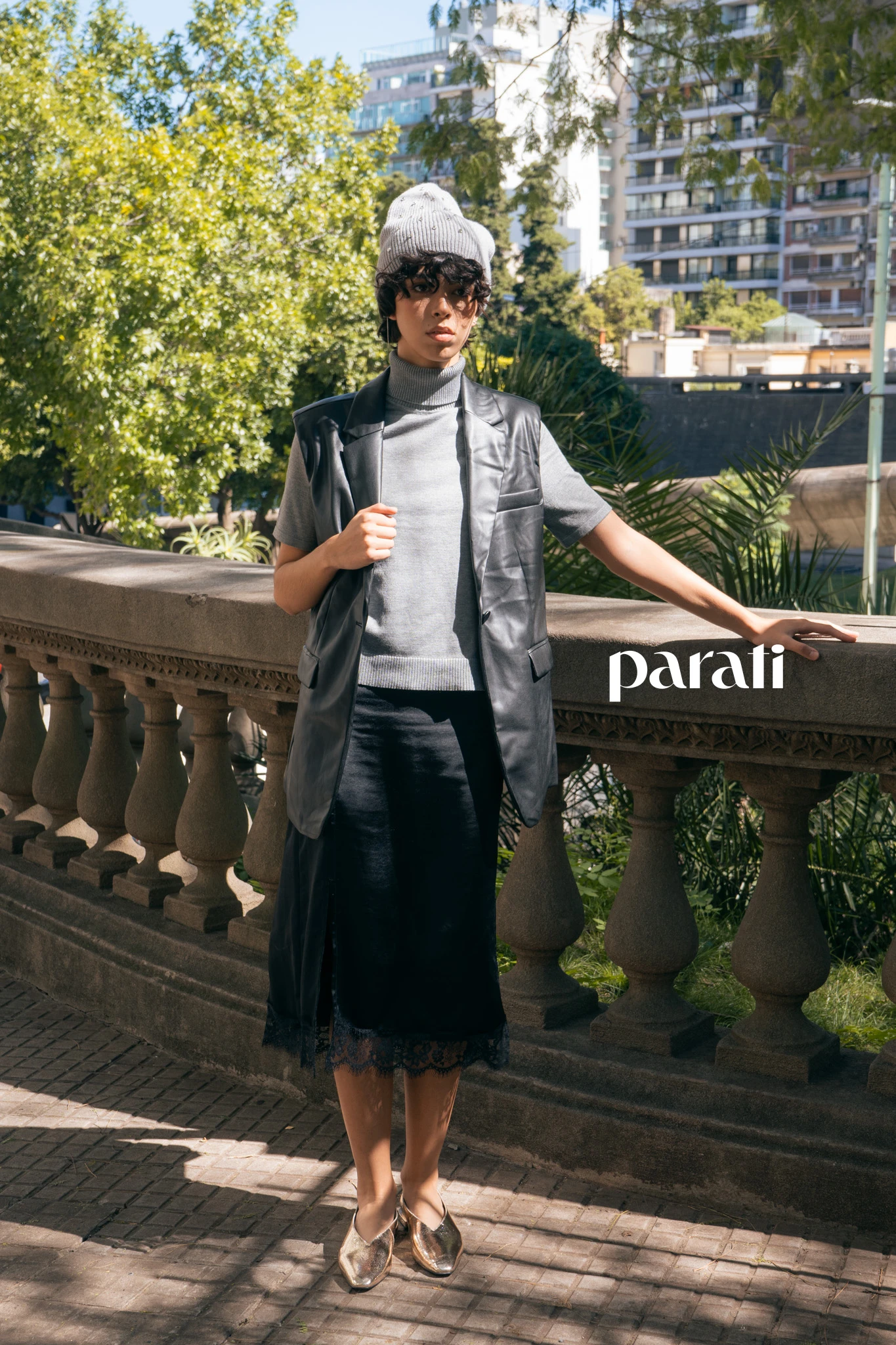 Chaleco de ecocuero, polera mangas cortas, falda lencera de satén y gorro con strass @verapasionadas. Ballerinas metalizadas @mishkabuenos aires