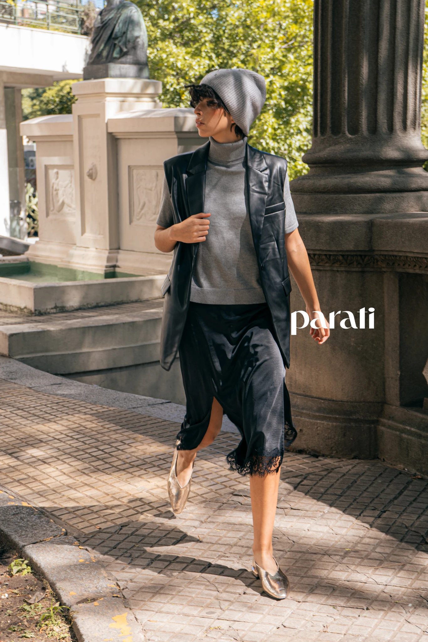 Chaleco de pu, polera mangas cortas, falda lencera de satin y gorro con strass @verapasionadas Ballerinas metalizadas @mishkabuenos aires