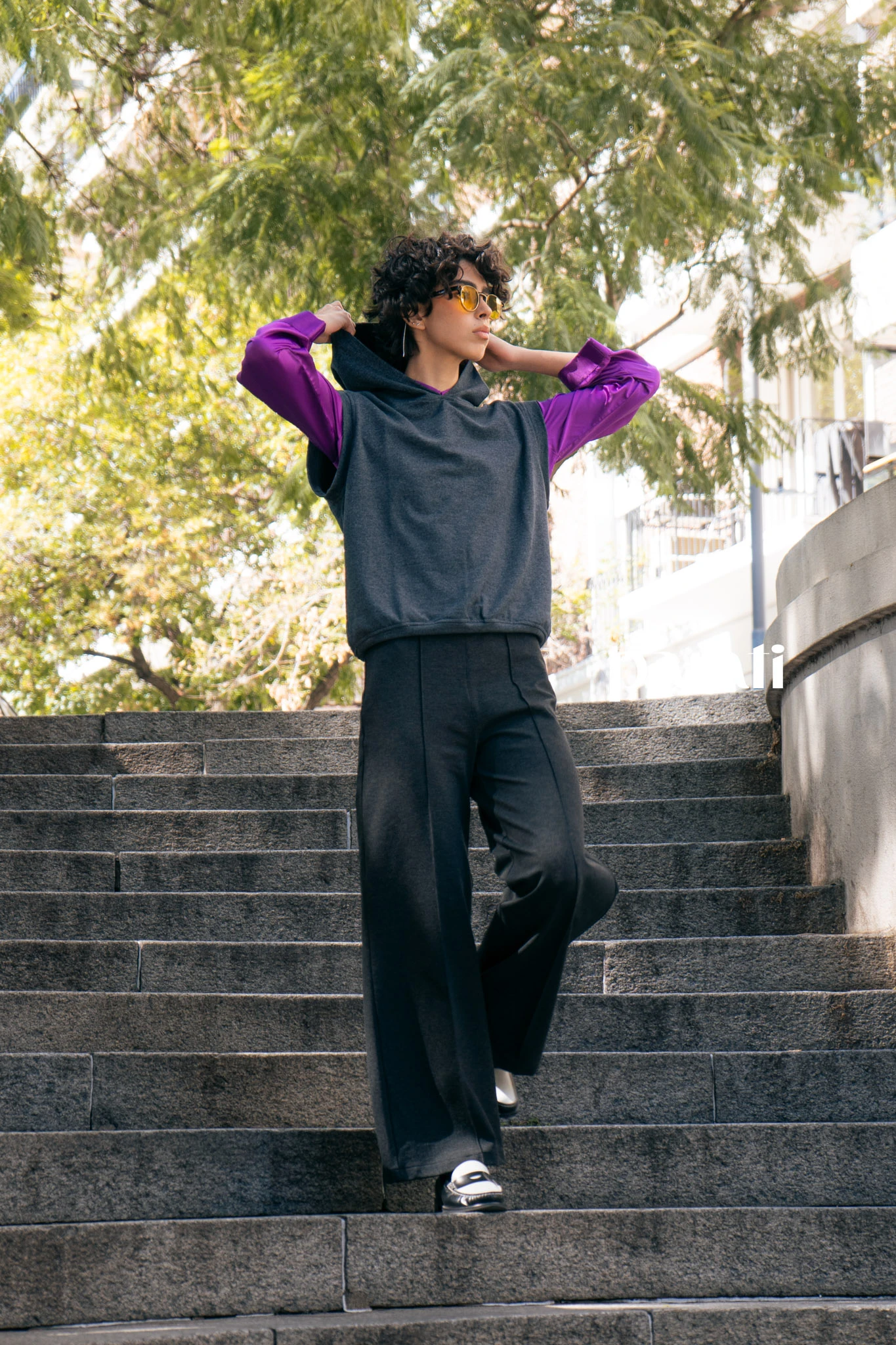 amisa de satin, chaleco hoodie y pantalón de frisa @giesso Anteojos redondos @hardem_official