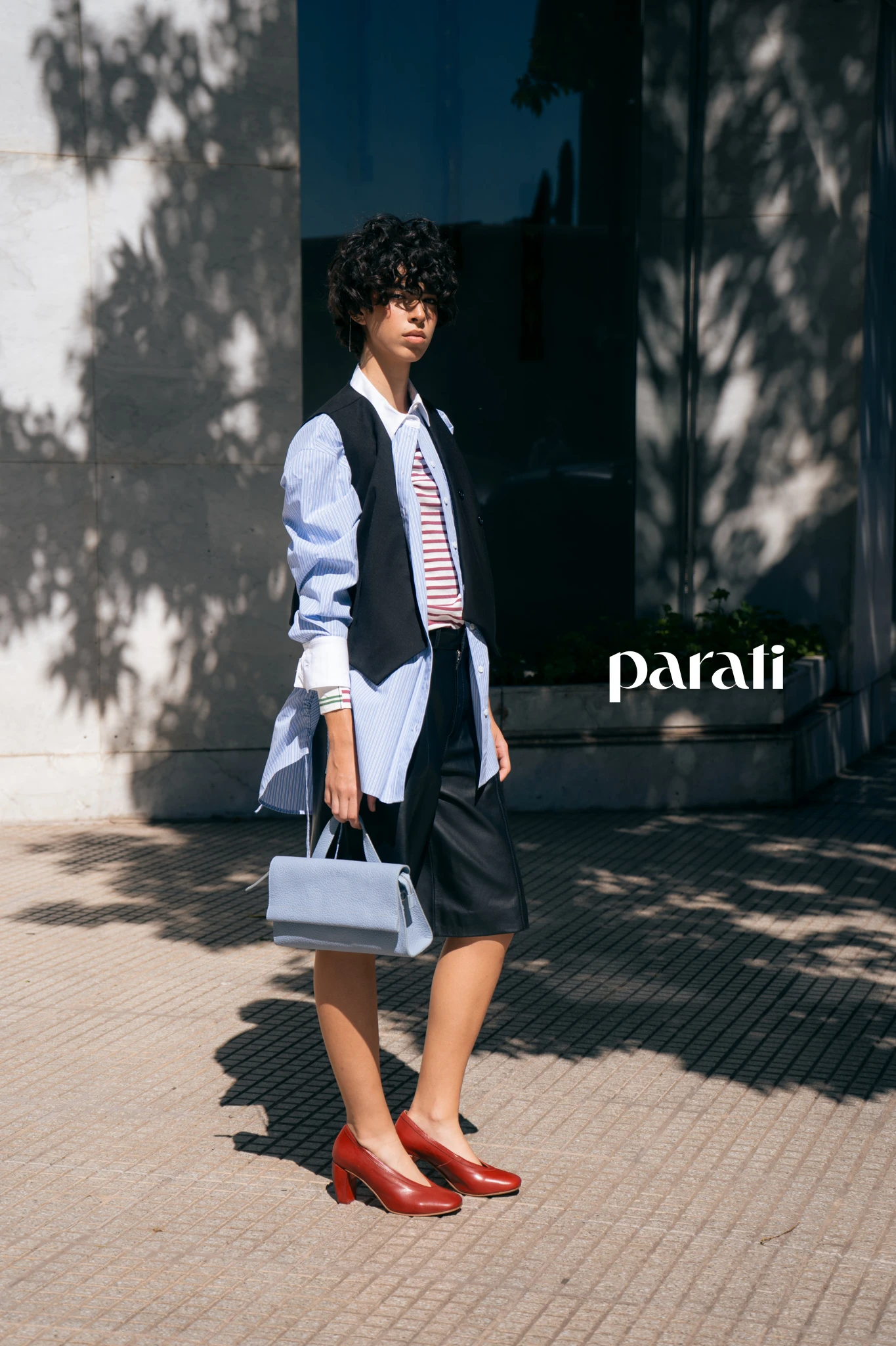 Chaleco cruzado, camisa rayada, remera rayada mangas largas, bermudas de cuero, cartera de cuero graneado y escarpines con punta redonda @mishkabuenosaires