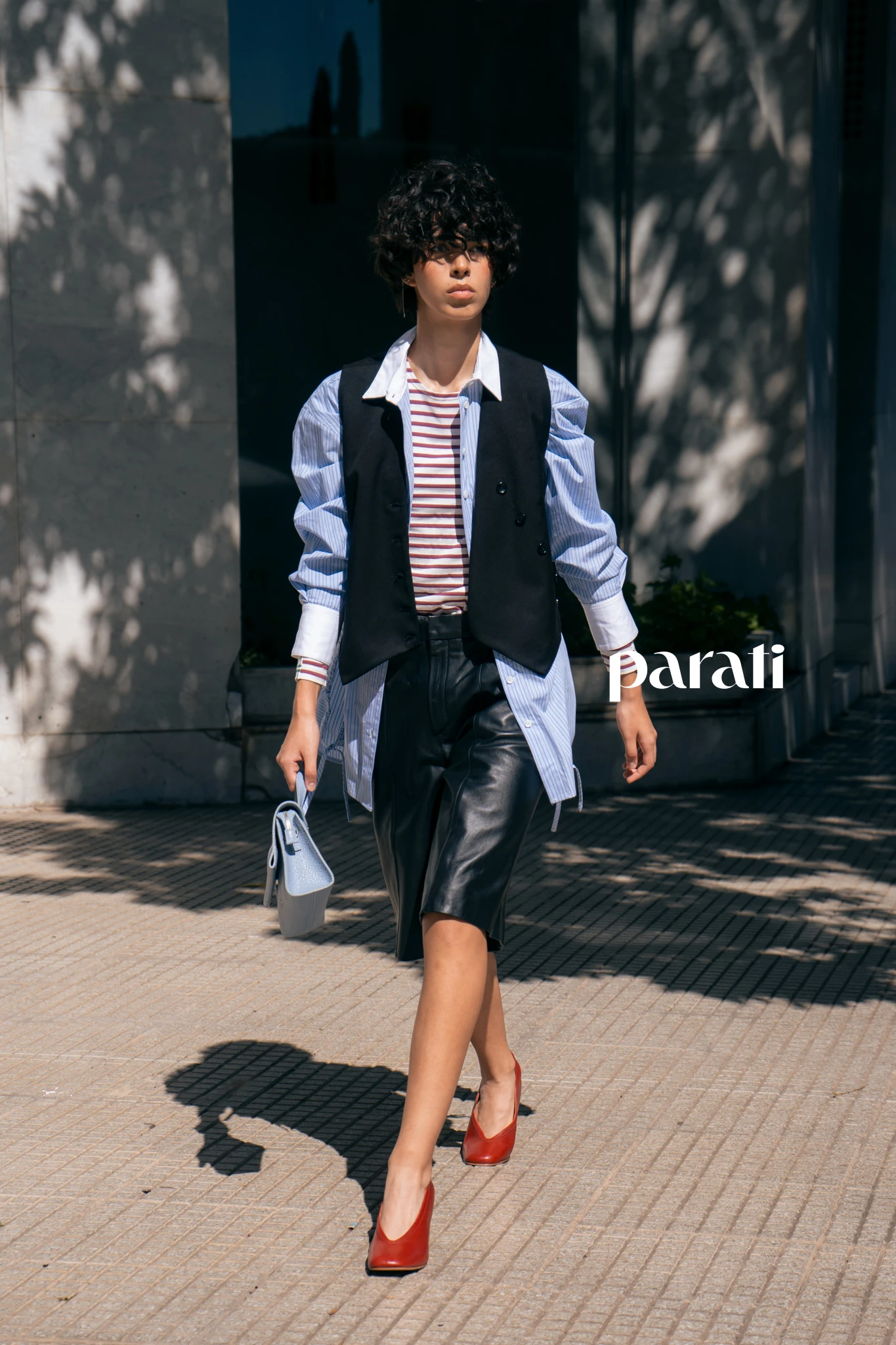 Chaleco cruzado, camisa rayada, remera rayada mangas largas, bermudas de cuero, cartera de cuero graneado y escarpines con punta redonda @mishkabuenosaires
