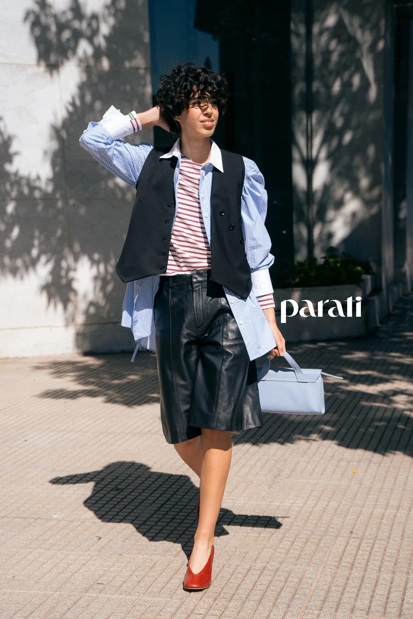 Chaleco cruzado, camisa rayada, remera rayada mangas largas, bermudas de cuero, cartera de cuero graneado y escarpines con punta redonda @mishkabuenosaires