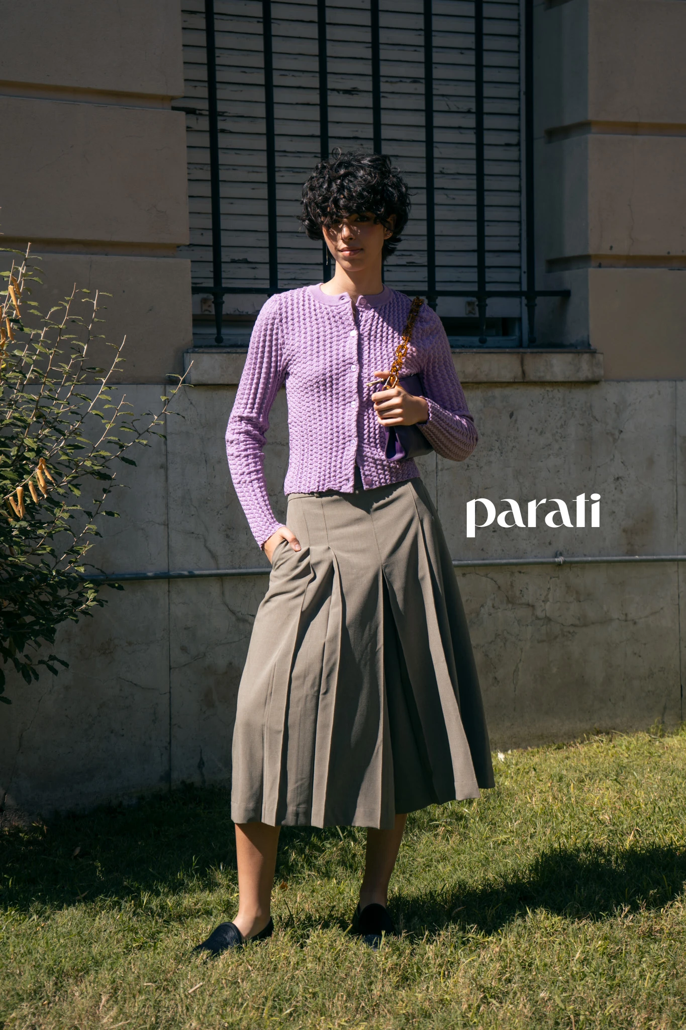 Cárdigan de algodón, pollera pantalón tableada y cartera de cuero con cartera de cadenas símil carey @laspepasinst