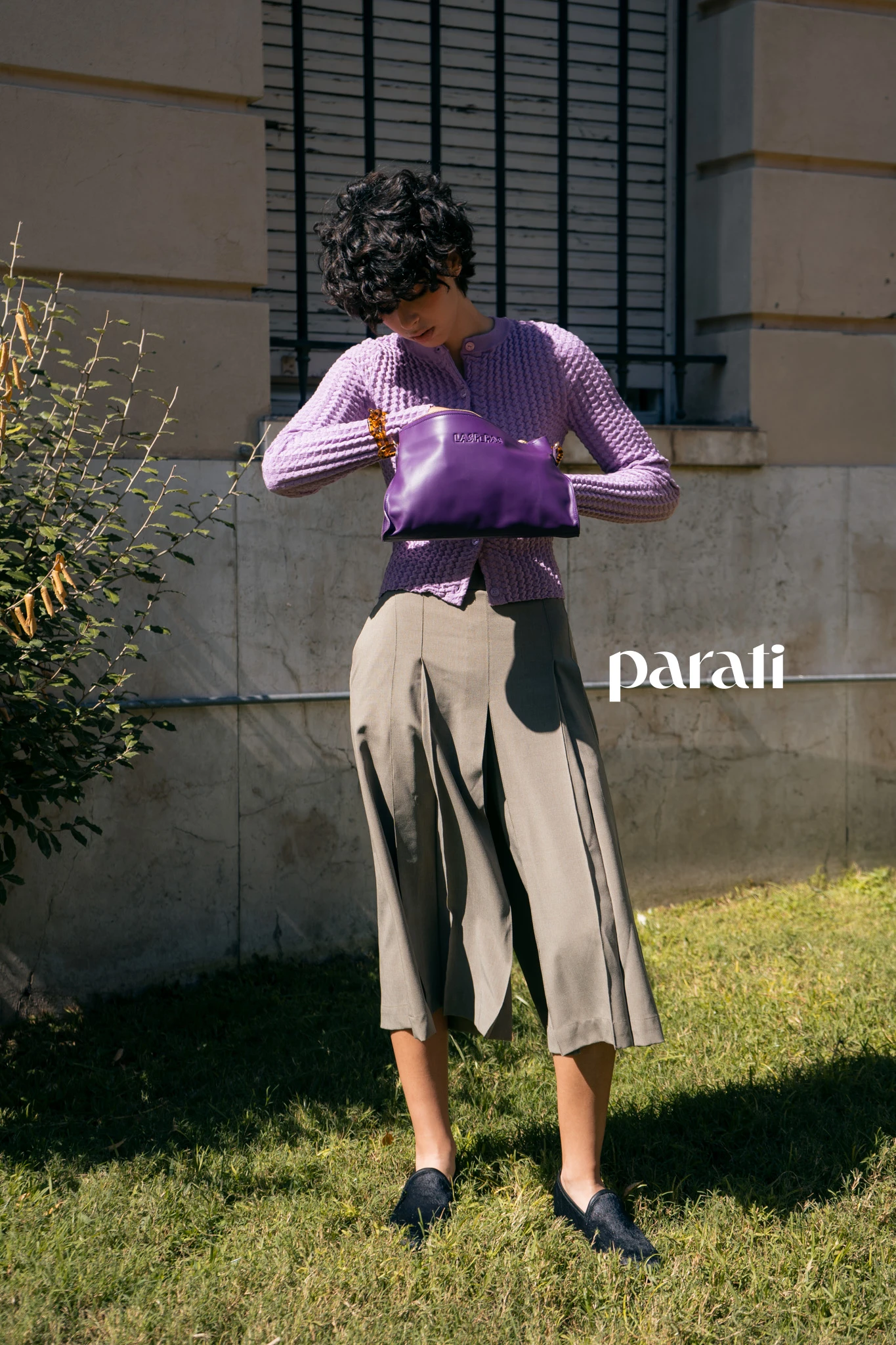 Cárdigan de algodón, pollera pantalón tableada y cartera de cuero con cartera de cadenas símil carey @laspepasinst