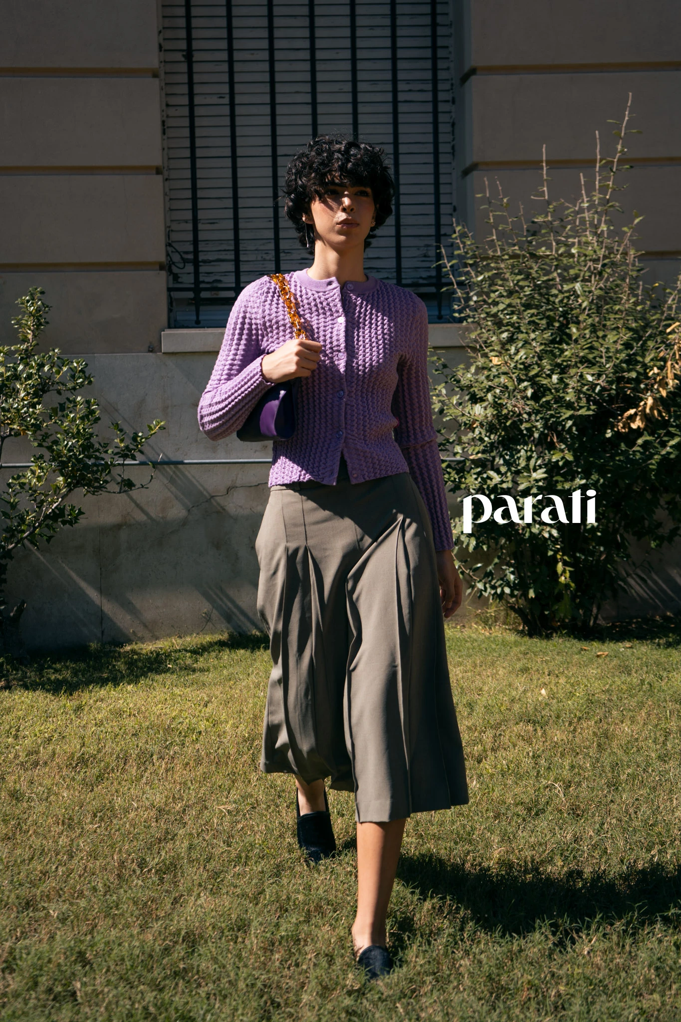 Cárdigan de algodón, pollera pantalón tableada y cartera de cuero con cartera de cadenas símil carey @laspepasinst