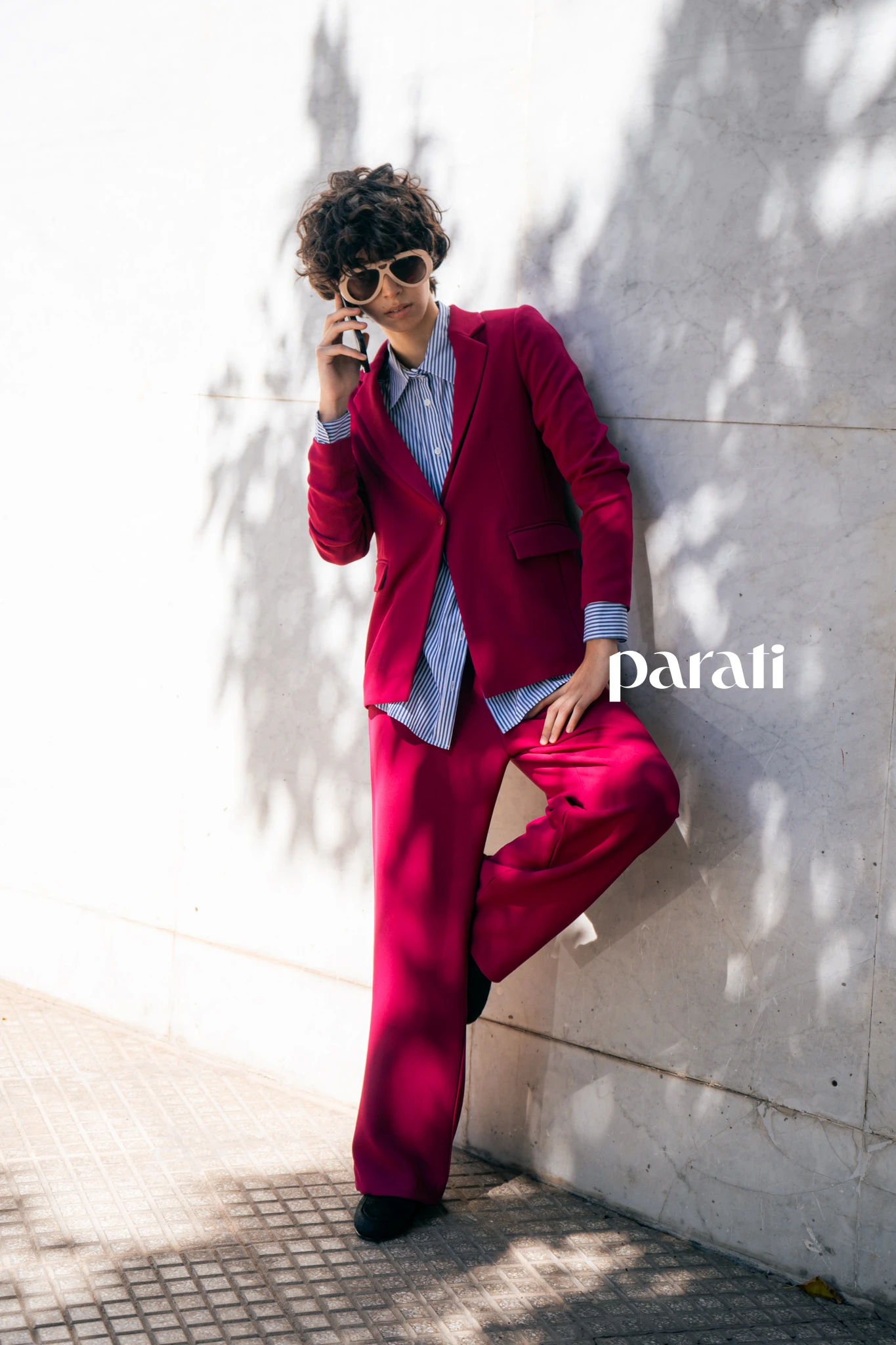 Tailleur de saco y pantalón y camisa oversize rayada @mirtaarmestook Mocasines de pelo @pulidshoes y anteojos oversize @hardem_official