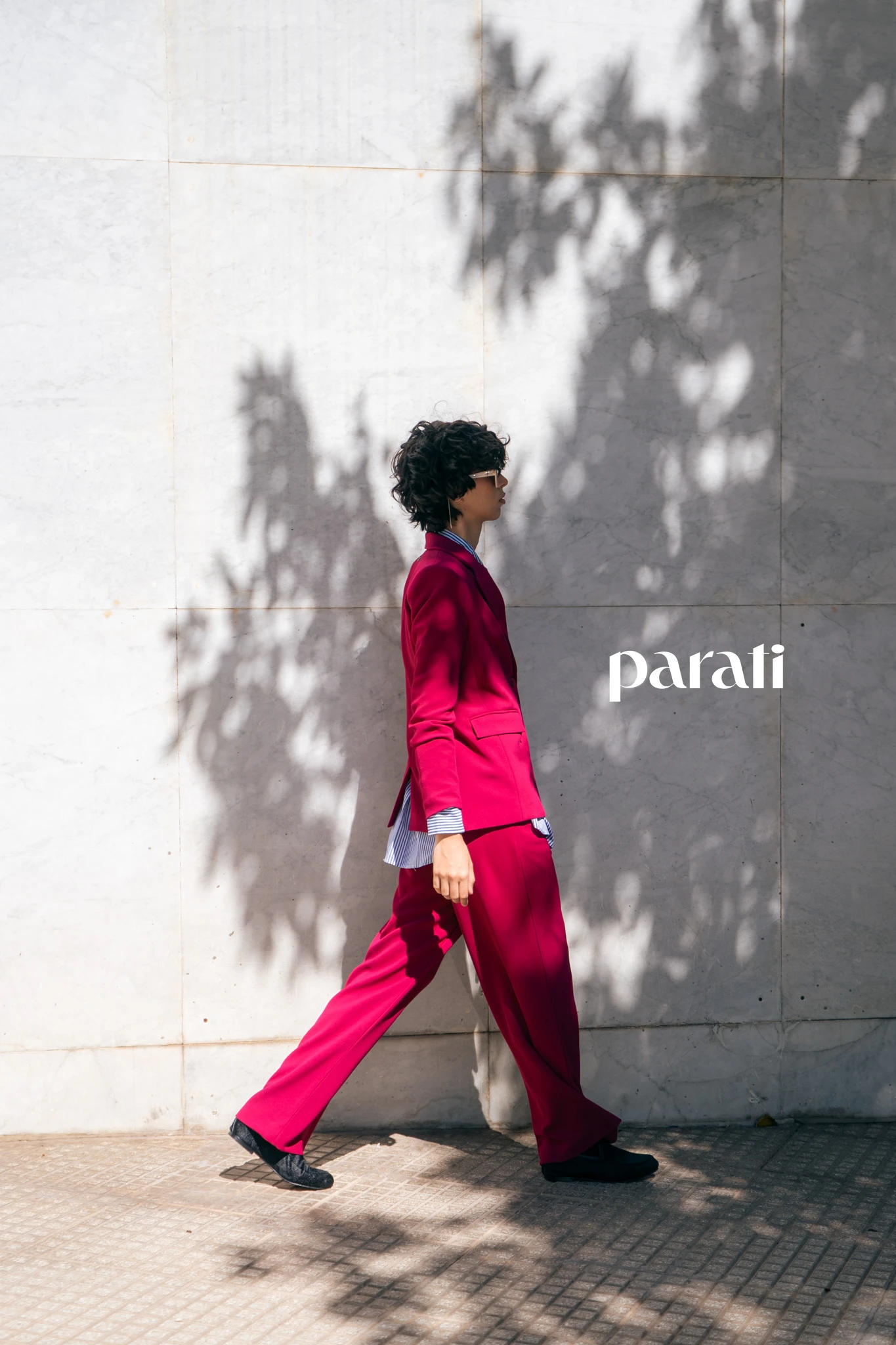 Tailleur de saco y pantalón y camisa oversize rayada @mirtaarmestook Mocasines de pelo @pulidshoes y anteojos oversize @hardem_official