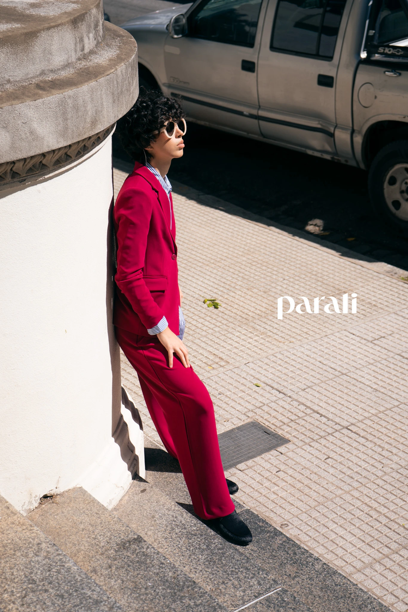 Tailleur de saco y pantalón y camisa oversize rayada @mirtaarmestook Mocasines de pelo @pulidshoes y anteojos oversize @hardem_official