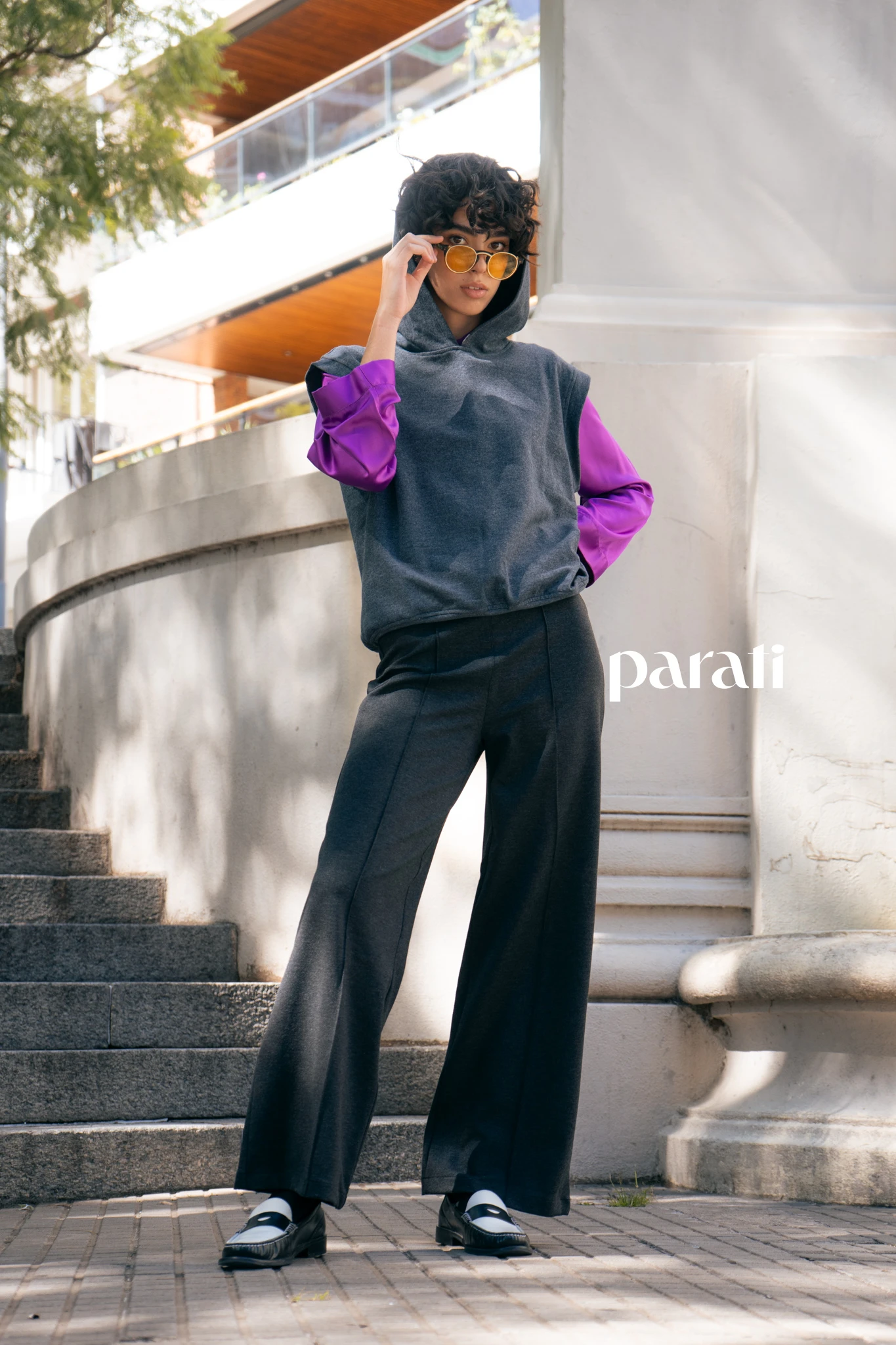 Camisa de satén, chaleco hoodie y pantalón de frisa @giesso. Anteojos redondos @hardem_official