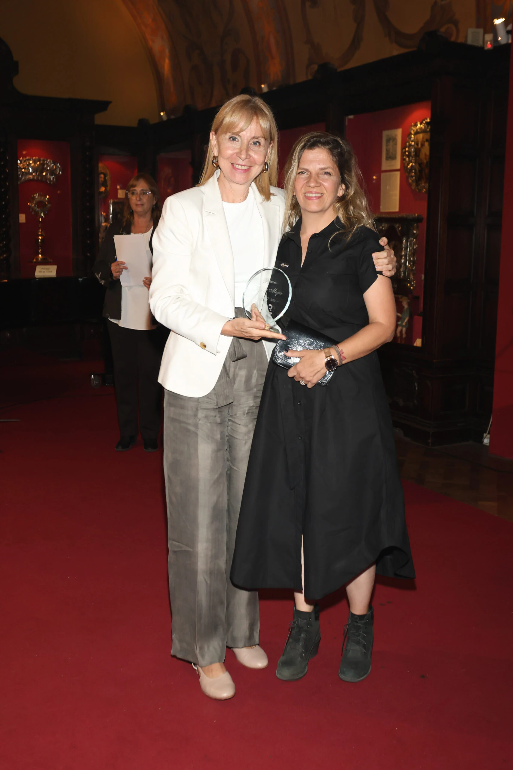 Maria Victoria Alcaraz le entregó el premio a Victoria Ferreyra.