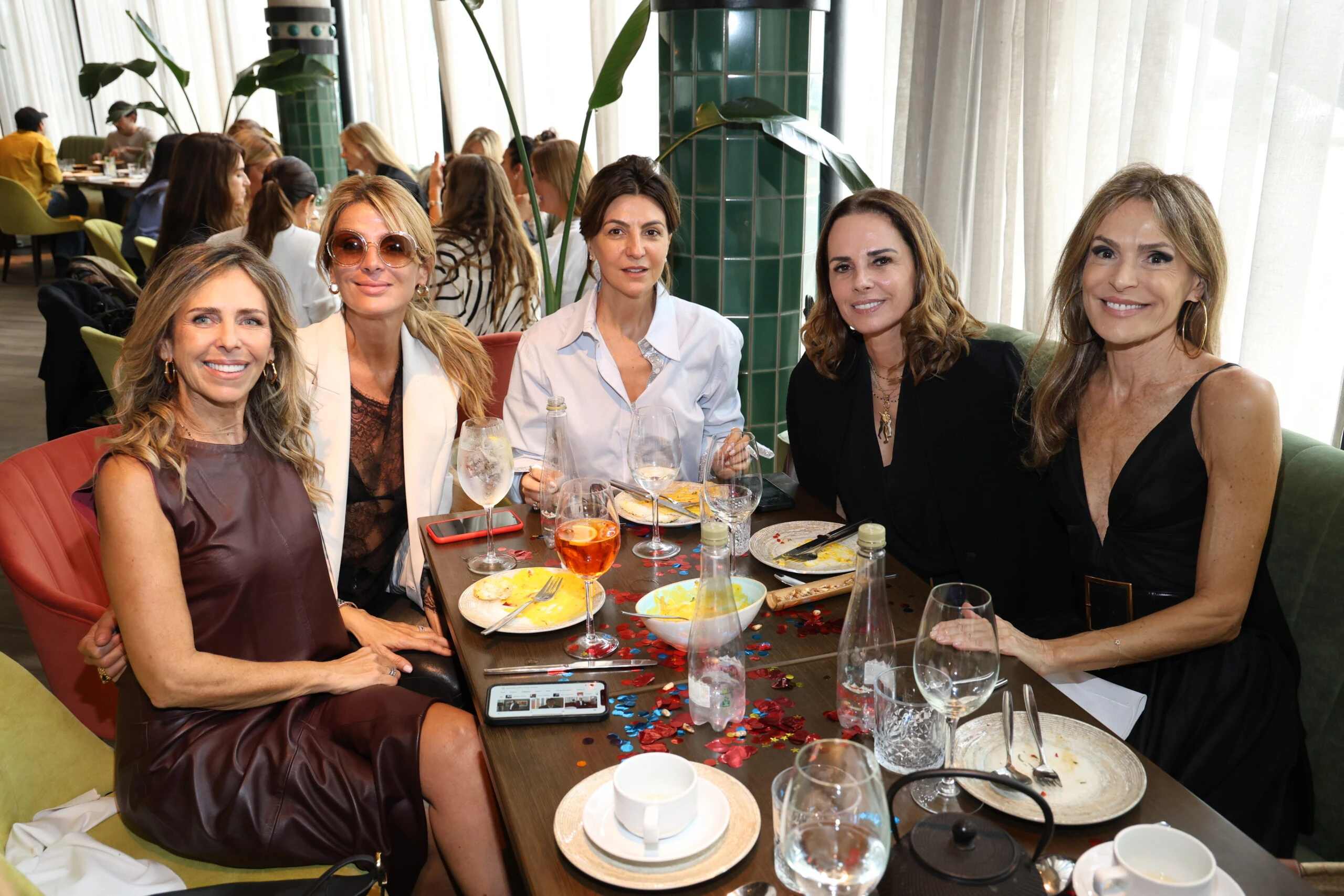 Mariana Bago, Andrea _Tucu_ Martínez, Evangelina Bomparola, Nathalie Sielecki y Rossella della Giovampaola en el cumpleaños de Andrea _Tucu_ Martínez, en Tigre Morado Costanera