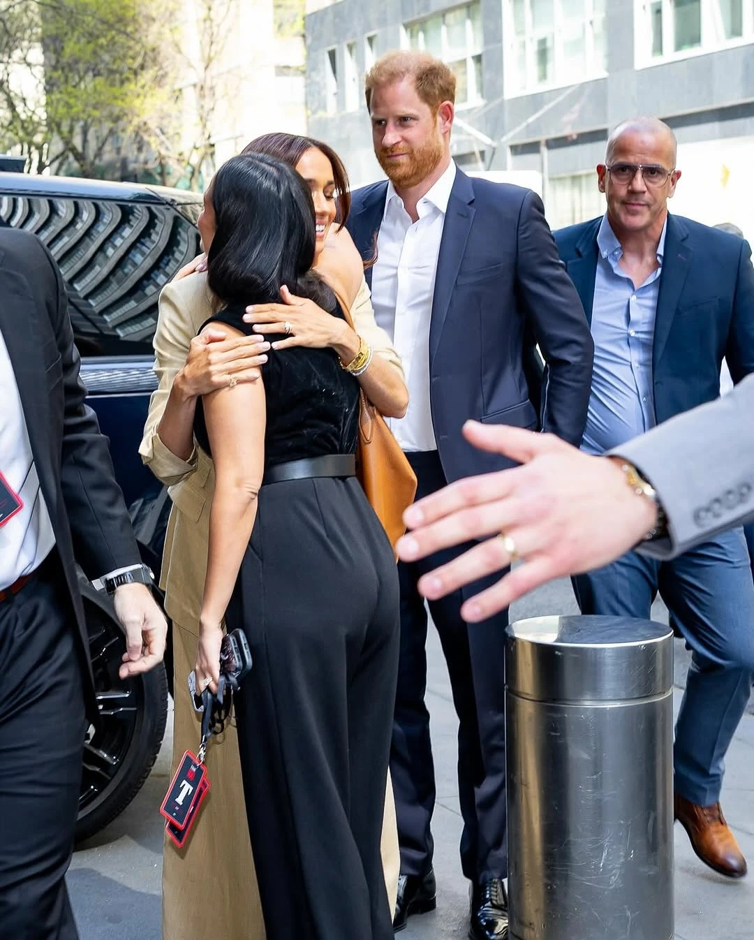 Meghan Markle brilló en Nueva York con un sastre de lino relajado y aire minimalista