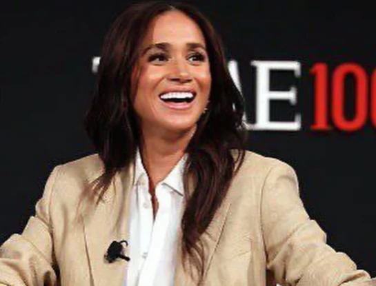 Meghan Markle brilló en Nueva York con un sastre de lino relajado y aire minimalista