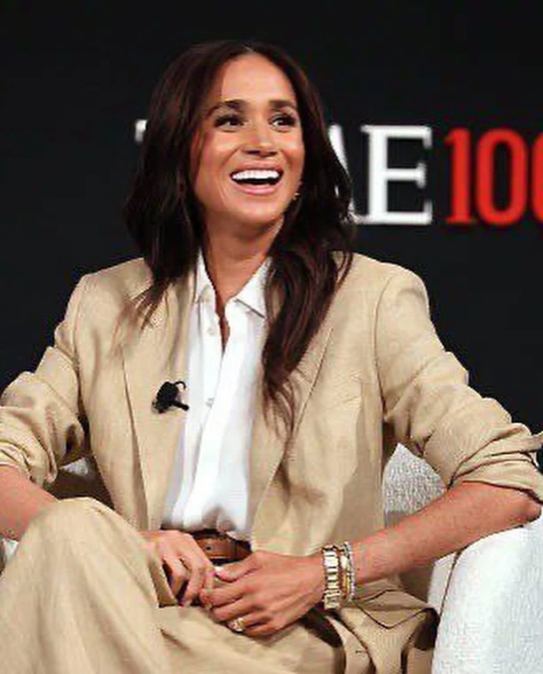 Meghan Markle brilló en Nueva York con un sastre de lino relajado y aire minimalista