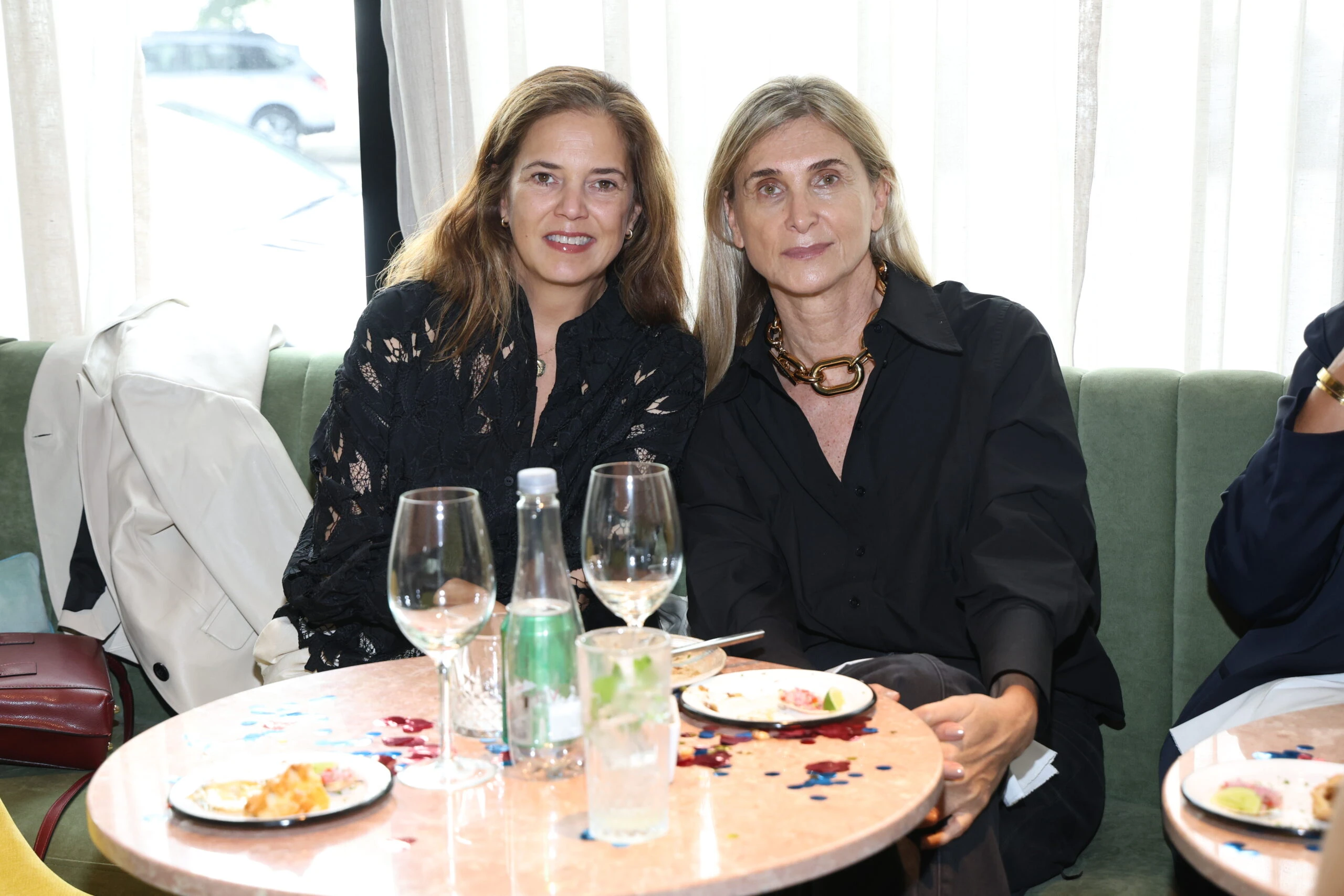 Mercedes Blaquier y Adriana Gardonio en el cumpleaños de Andrea _Tucu_ Martínez, en Tigre Morado Costanera