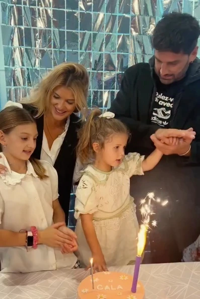 La actriz junto a su marido Meme y sus hijas Cala y Mila. Fotos: IG. 