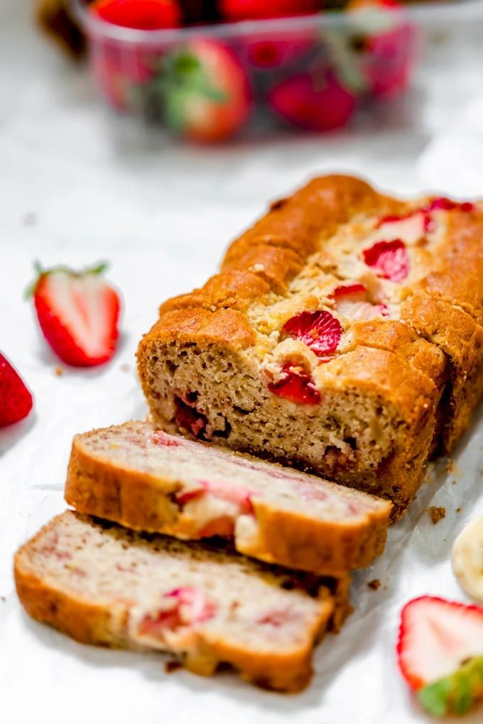budín de banana y frutilla