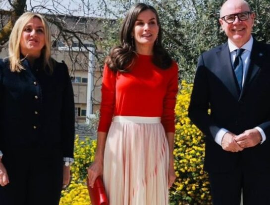 La reina Letizia estrena la falda plisada más chic