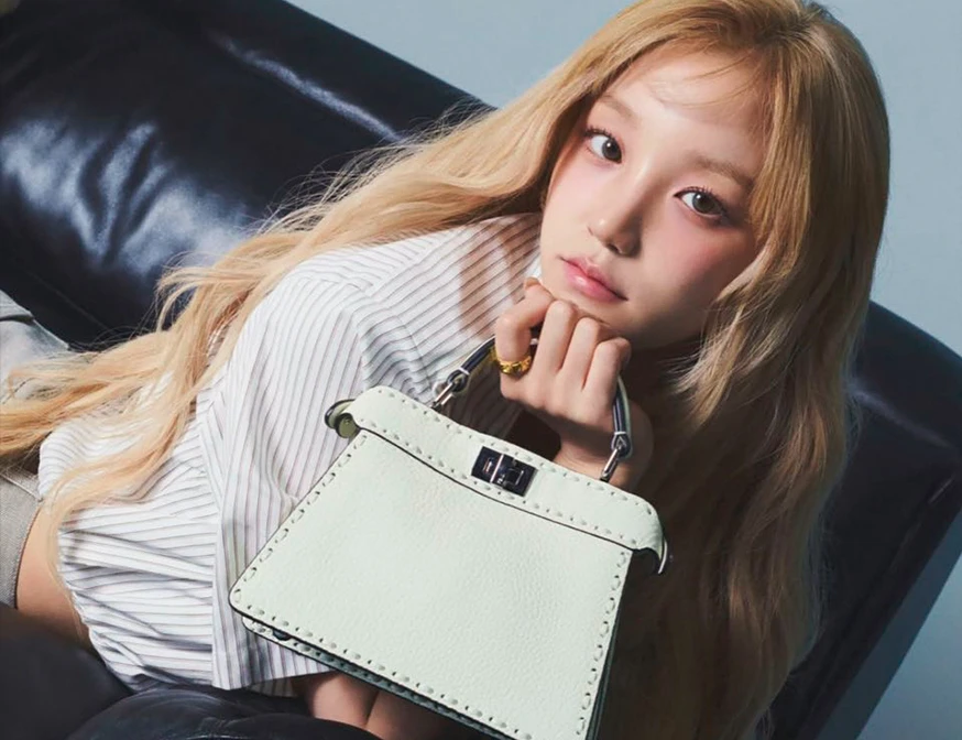 Song Yuqi protagoniza la campaña de bolsos pequeños Peekaboo ISeeU de Fendi