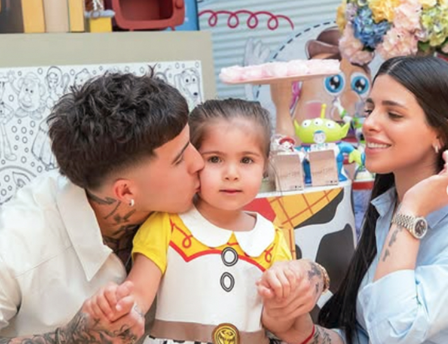 Olivia, la hija de Enzo Fernández y Valentina Cervantes, deslumbró con un total look de Burberry