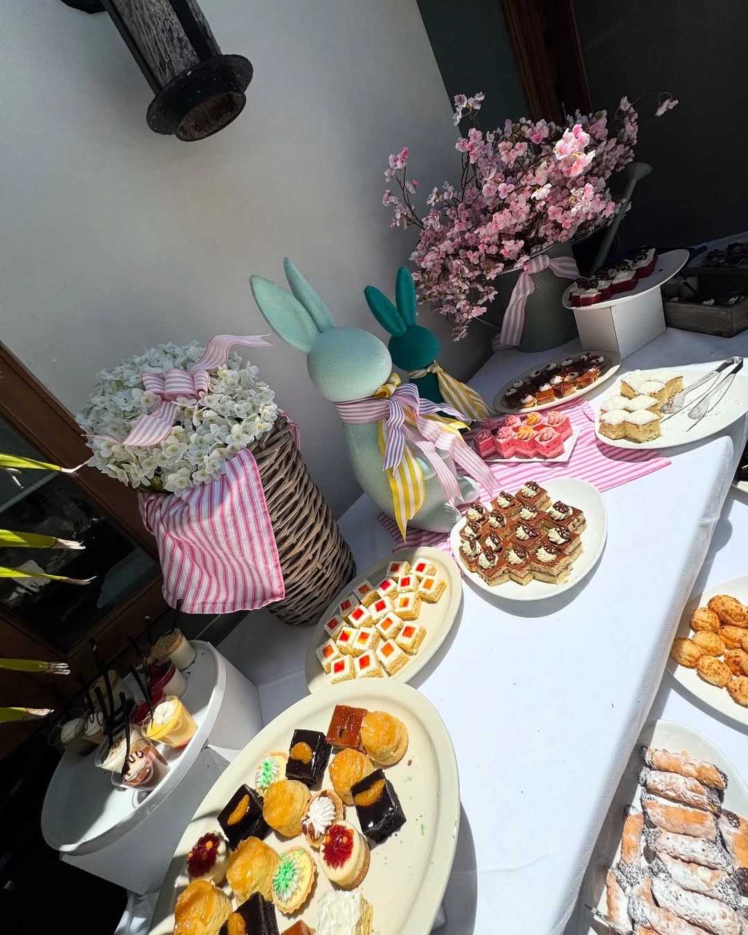 Pampita festejó las Pascuas con un look total white bien primaveral