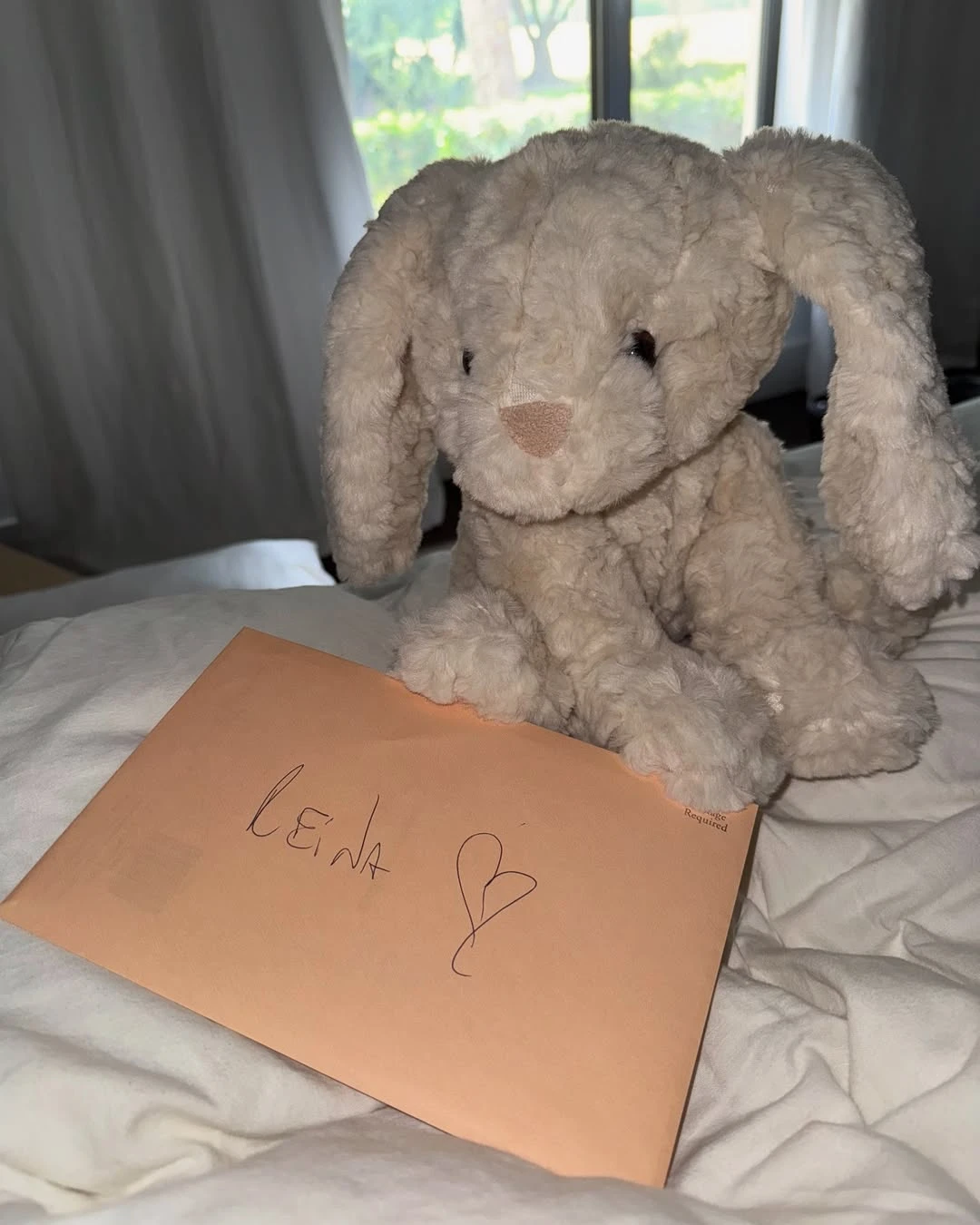 Pampita festejó las Pascuas con un look total white bien primaveral