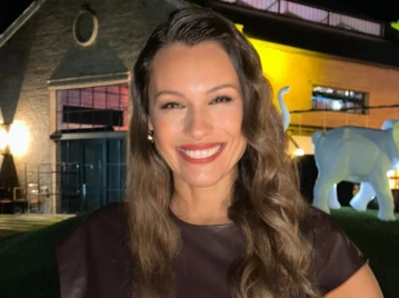 campera de cuero y vestido