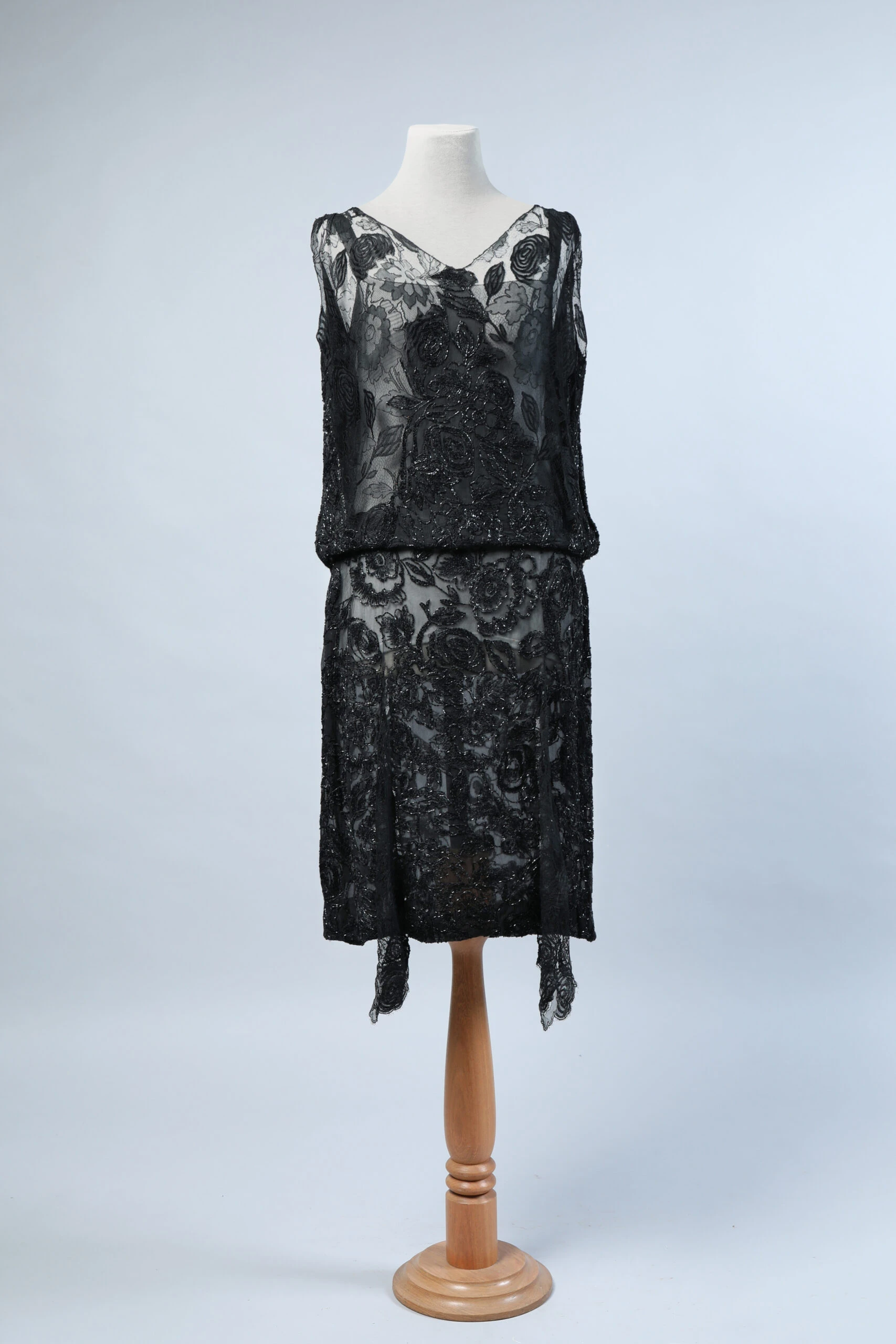 Madame Saint Félix

La artífice de esta casa de modas fue María Epifanía Schiaffino de Saint Félix, descendiente de una familia italiana vinculada al mundo de la pintura. Su objetivo era interpretar la moda europea, especialmente los diseños de Jeanne Lanvin, Jean Patou y Elsa Schiaparelli, por encargo de la élite porteña en la década de 1930. Para 1940, la firma ya era reconocida y contaba con una clientela destacada que figuraba en la "Guía Social de Buenos Aires".

El taller empleaba a un centenar de costureras que no solo confeccionaban vestidos a medida, sino también modelos para el día, cócteles y abrigos. Emma Saint Félix, junto con su hermana María Elena, continuaron el legado de la casa de modas fundada por su madre vistiendo a las nietas de las primeras clientas. Emma lideró la casa de modas hasta el año 2005.