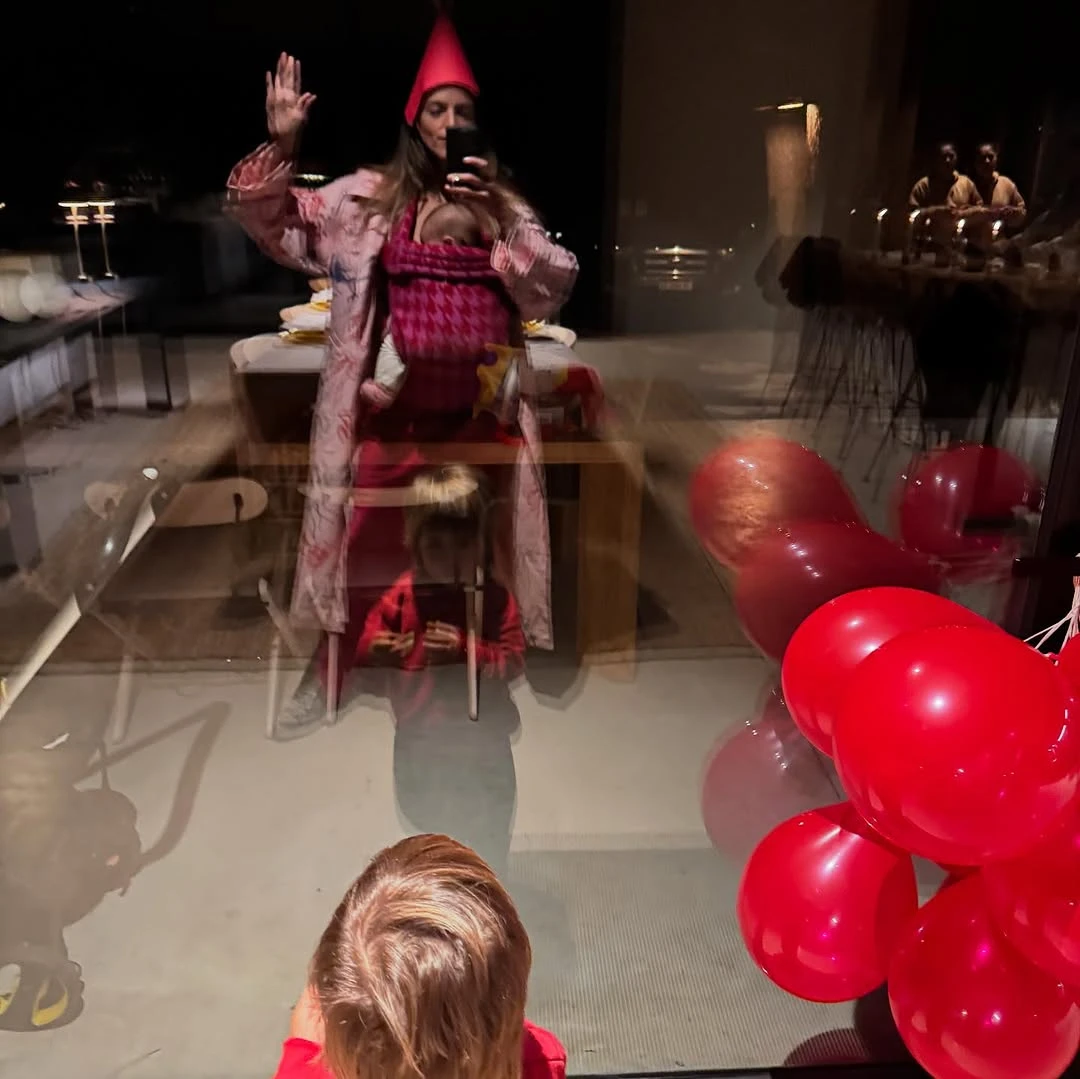 Calu eligió el color rojo para celebrar su día. Fotos: IG.