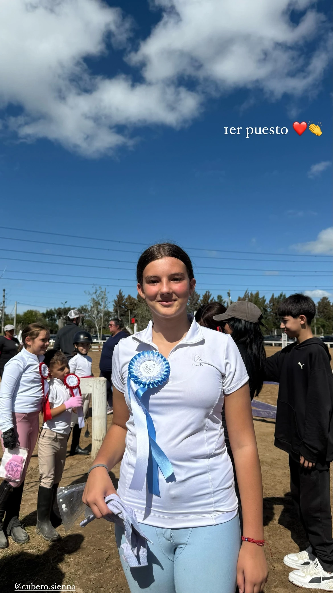 Sienna Cubero obtuvo el primer puesto en una competencia de equitación. Fotos: IG.