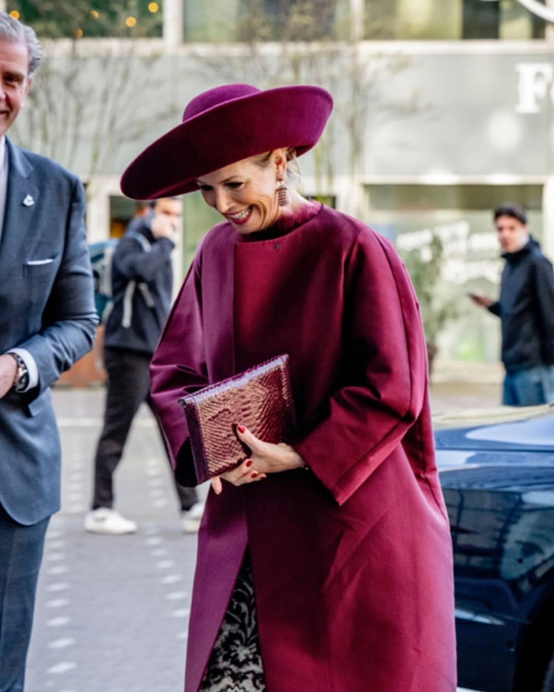 La reina apuesta a la moda circular con un look usado a fines de 2024. Fotos: IG.