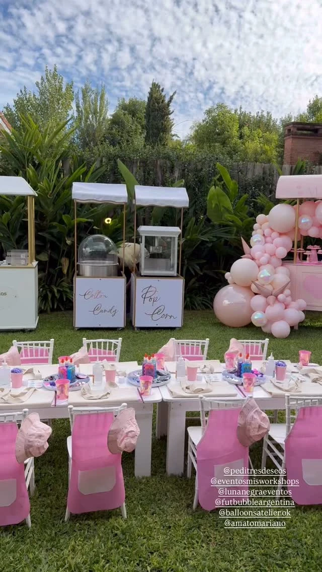 El cumple tuvo pochoclos, copos de nieve y un inflable de unicornio. Fotos: IG.