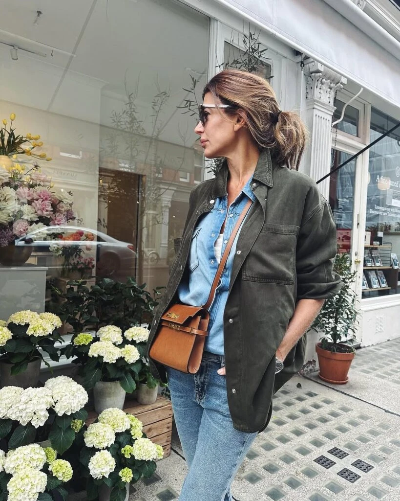 Juliana Awada con un look total denim por las calles londinenses. Fotos: IG.
