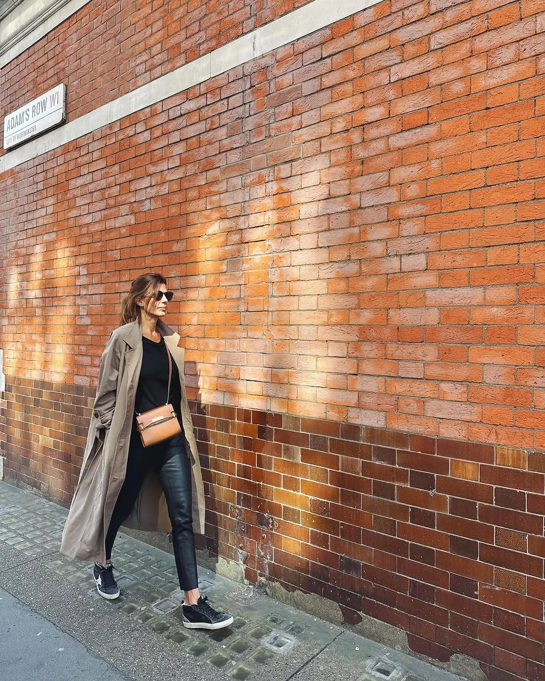 La empresaria también llevó un pantalón de cuero y tapado beige para marcar su street style. Fotos: IG.