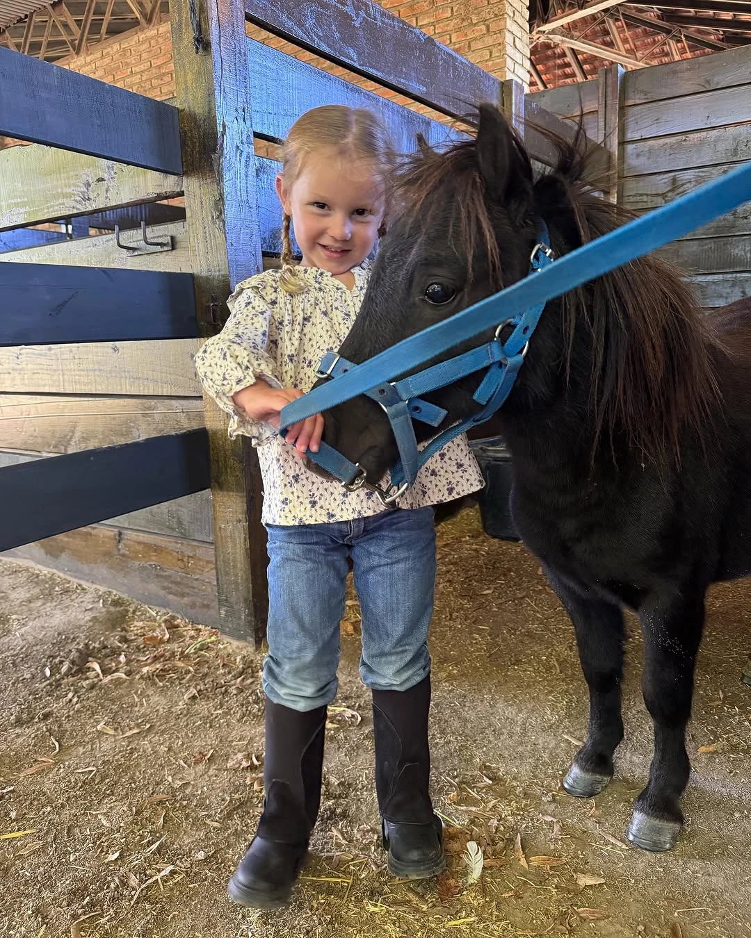 La hija de Pampita es toda una mini influencer. Fotos: IG.