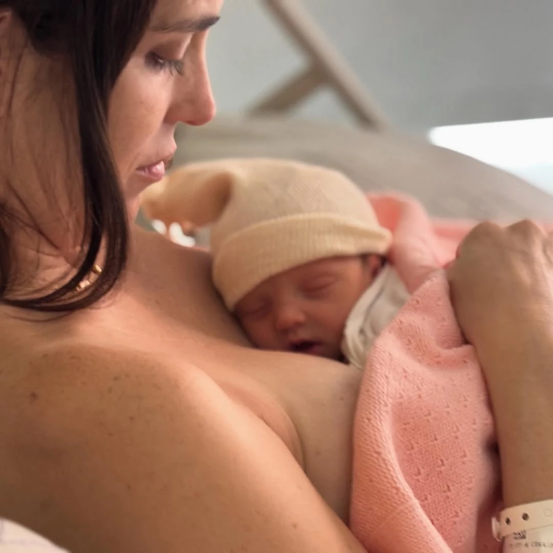 Cata De Elía junto a su beba. Fotos: IG.