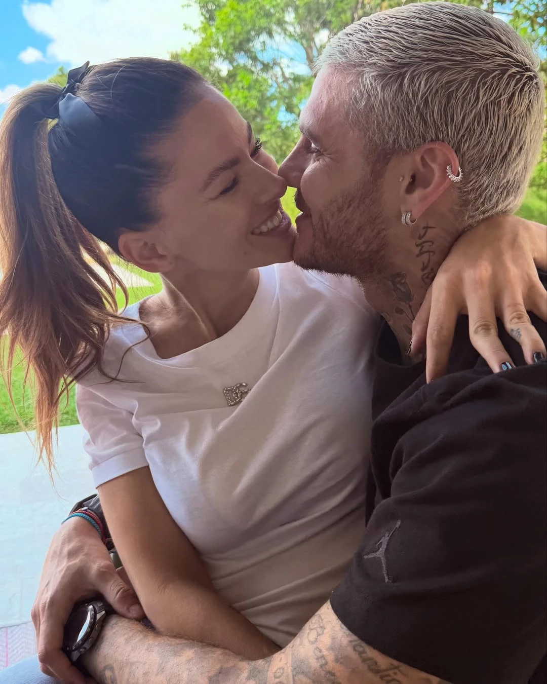 La pareja se mostró mucho más enamorada que nunca. Fotos: IG.