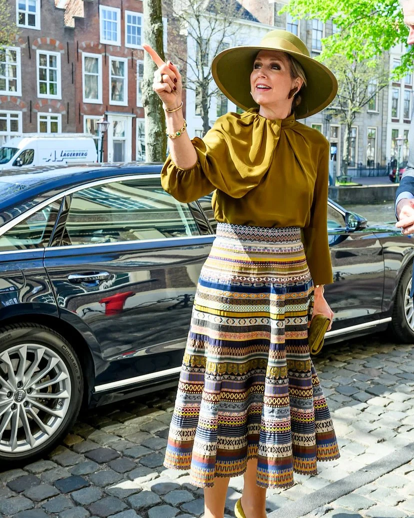 La reina de Países Bajos optó por una colorimetría con tonos tierra y verdosos. Fotos: IG.