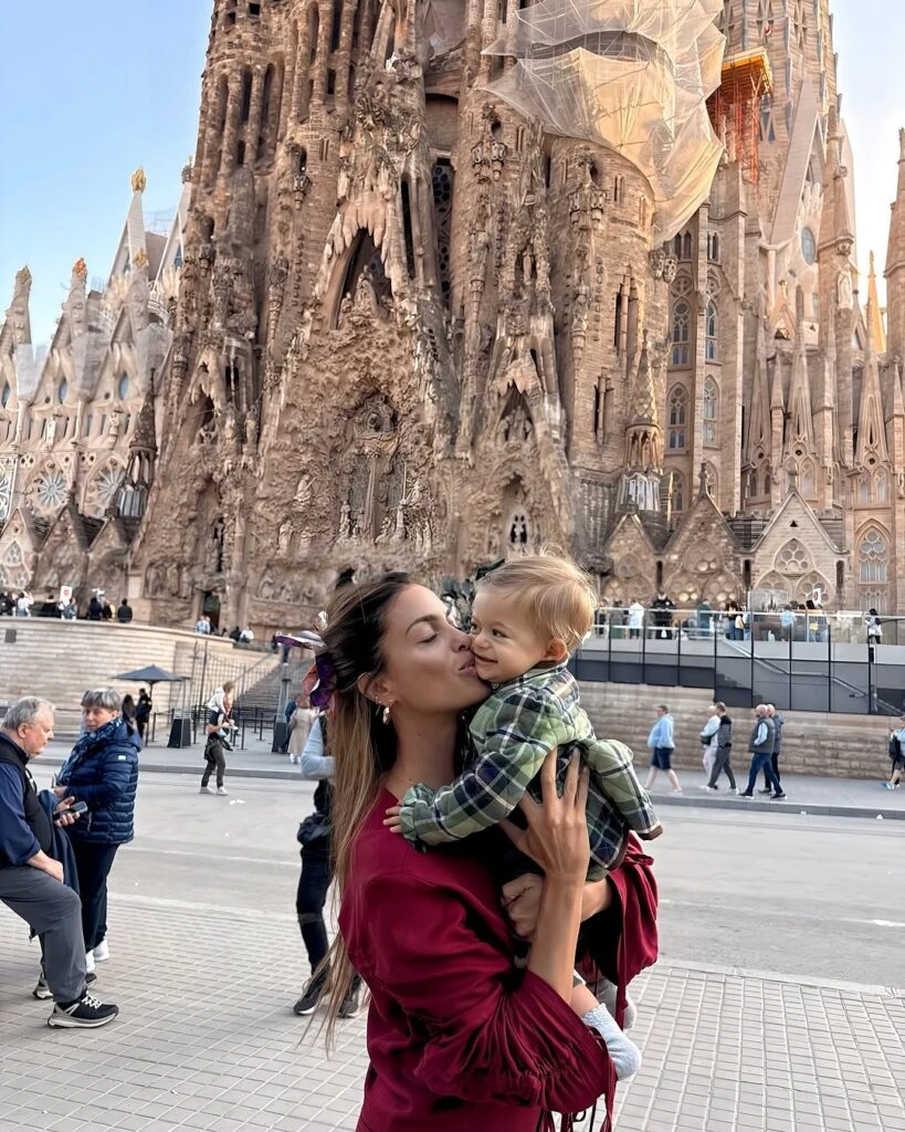 Agus Casanova y Bianca en la Sagrada Familia. Foto: IG