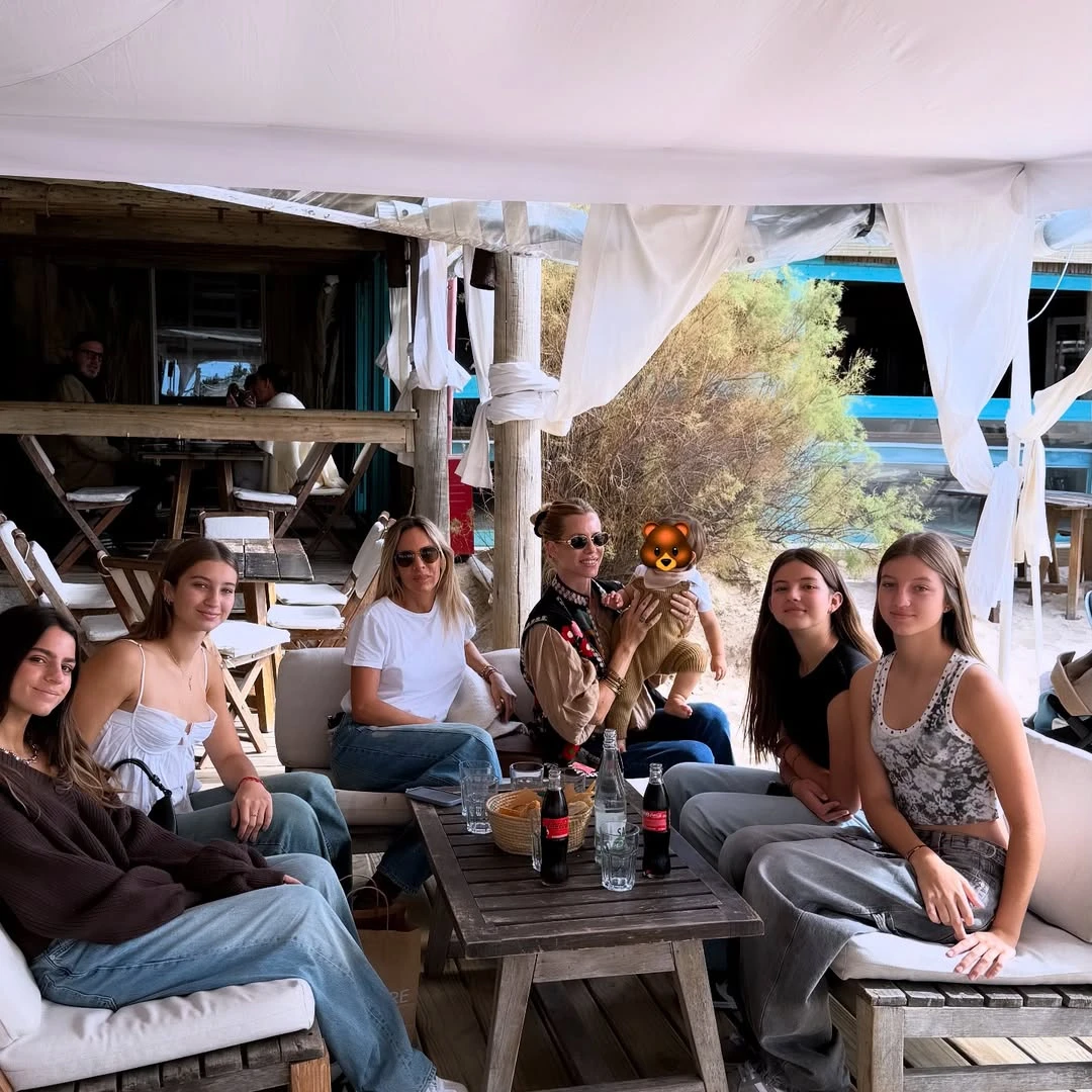 Las chicas compartieron un rico almuerzo frente al mar. Fotos: IG.