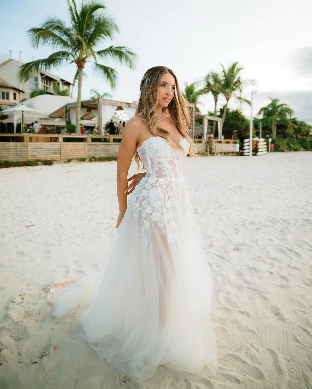 La joven influencer llevó un vestido romántico, ideal para una boda en la playa. Fotos: IG. 