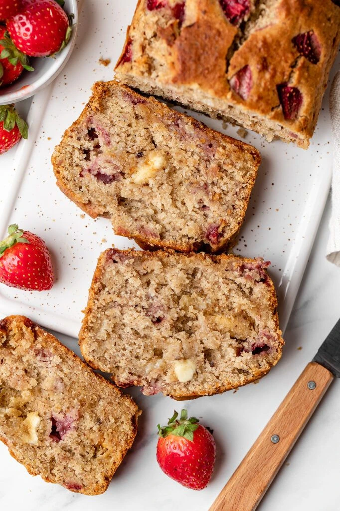 budín de banana y frutilla