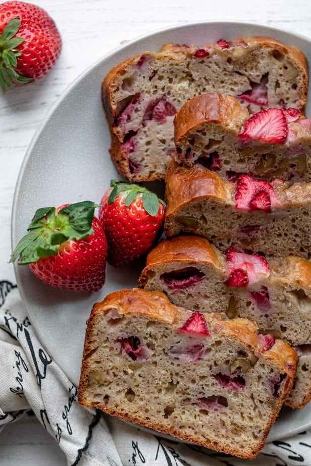 budín de banana y frutilla